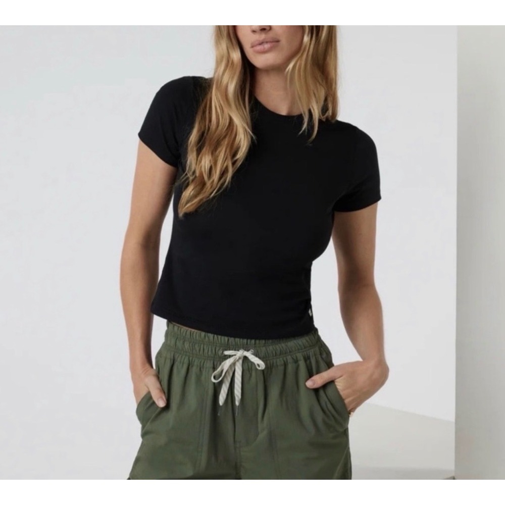 Vuori Feather's Baby tee black M casual athleisure classic active minimalist
